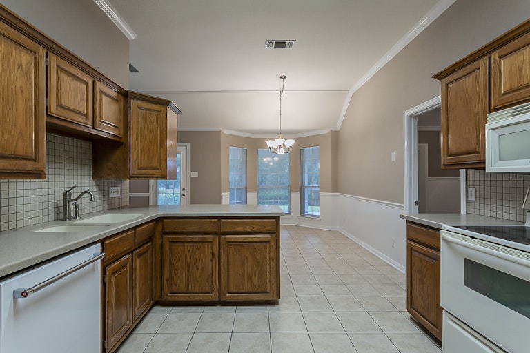 Photo 8 of 28 - 124 Hummingbird Ln, Justin, TX 76247