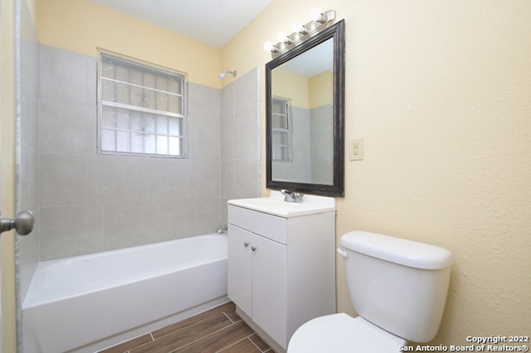 Photo 10 of 15 - 546 Prestwick Blvd, San Antonio, TX 78223