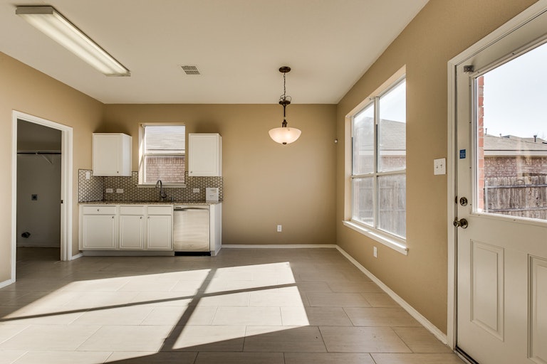 Photo 11 of 31 - 2700 Mountain Lion Dr, Fort Worth, TX 76244