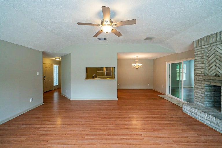Photo 14 of 32 - 105 Greenshire Dr, League City, TX 77573