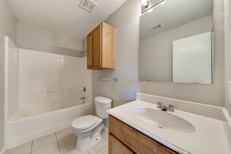 Photo 19 of 23 - 1143 Galicia Ln, Dallas, TX 75217