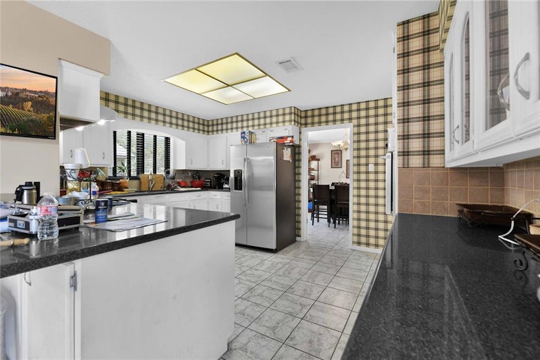 Photo 9 of 20 - 202 N Burnett Dr, Baytown, TX 77520