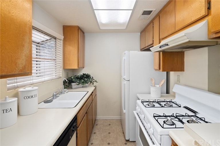 Photo 13 of 29 - 217 S Catalina Ave #8, Pasadena, CA 91106