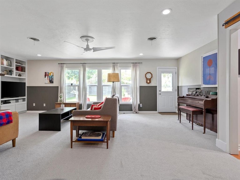 Photo 12 of 33 - 4028 Lovell Ave, Fort Worth, TX 76107
