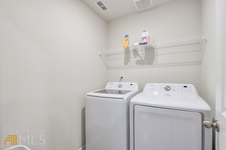 Photo 18 of 33 - 5341 Glade Park Dr, Lilburn, GA 30047