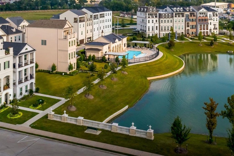Photo 37 of 41 - 941 Blackshire Ln, Houston, TX 77055