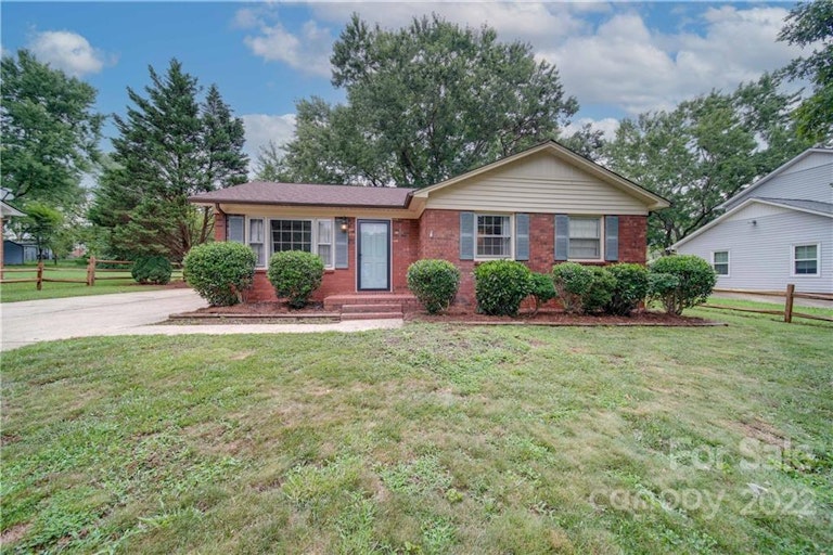 Photo 2 of 47 - 5802 Hillcrest Cir, Indian Trail, NC 28079
