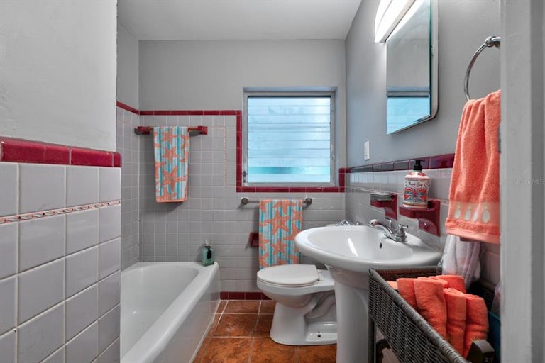 Photo 7 of 19 - 807 S Lone Oak Dr, Leesburg, FL 34748