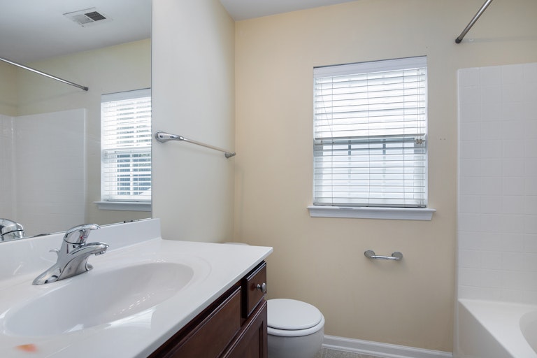 Photo 12 of 17 - 3107 Golden Dale Ln, Charlotte, NC 28262