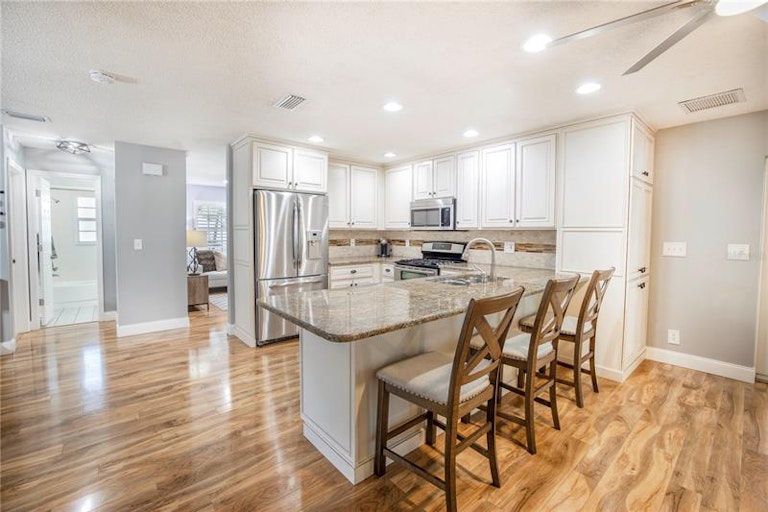 Photo 13 of 47 - 6041 16th Ln NE, Saint Petersburg, FL 33703