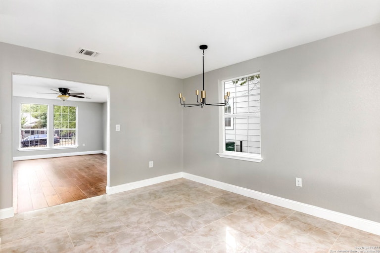 Photo 20 of 24 - 1431 W Summit Ave, San Antonio, TX 78201