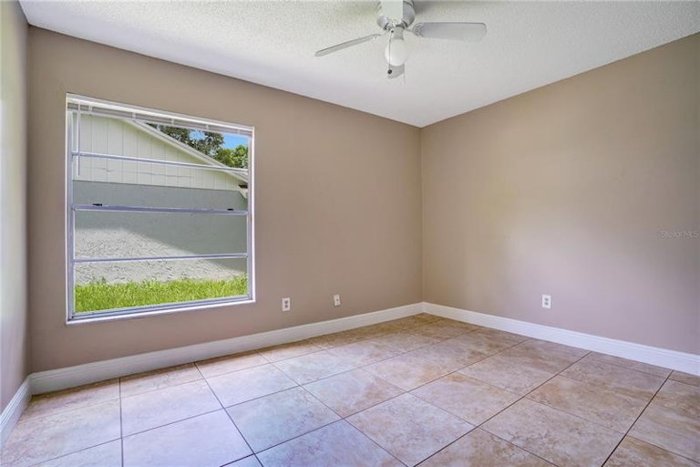 Photo 13 of 33 - 9425 Cannon Dr, Orlando, FL 32817