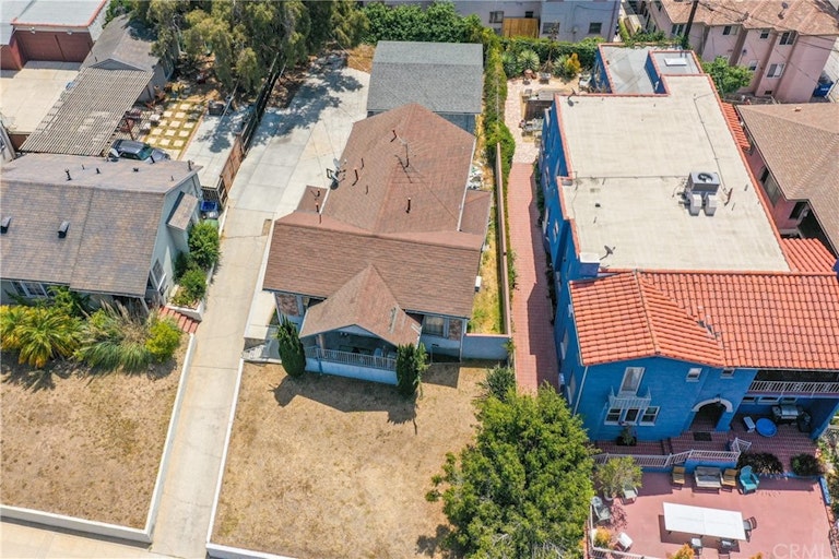 Photo 22 of 33 - 1364 S Ridgeley Dr, Los Angeles, CA 90019