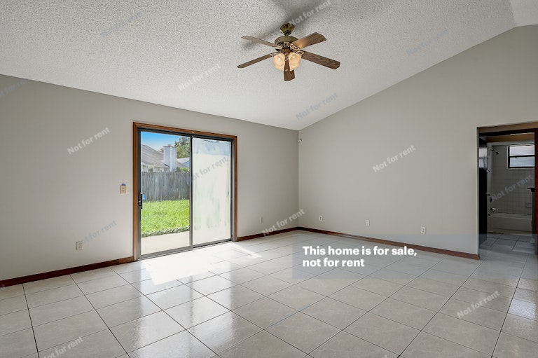 Photo 3 of 32 - 8460 Rockridge Dr, Jacksonville, FL 32244