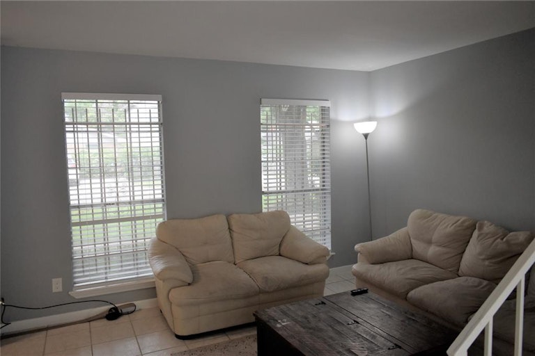 Photo 5 of 23 - 10018 Knoboak Dr #13, Houston, TX 77080