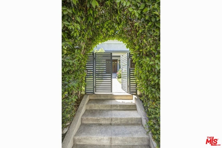 Photo 4 of 49 - 641 N Mariposa Ave, Los Angeles, CA 90004