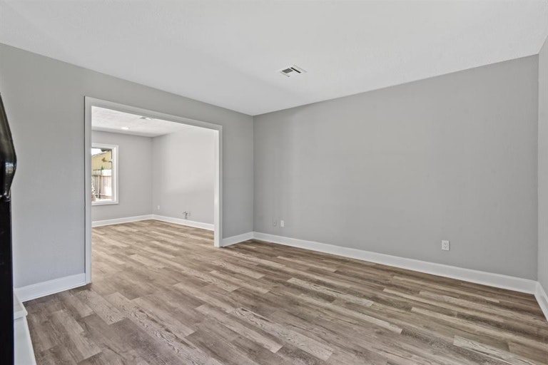 Photo 16 of 36 - 214 Andorra Ln, Houston, TX 77015