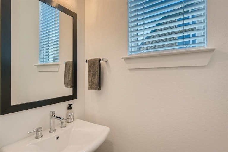 Photo 13 of 29 - 8112 Copper Way, Dallas, TX 75252