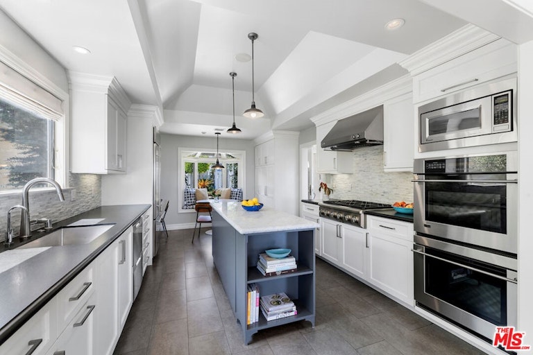 Photo 17 of 54 - 16656 Linda Ter, Pacific Palisades, CA 90272