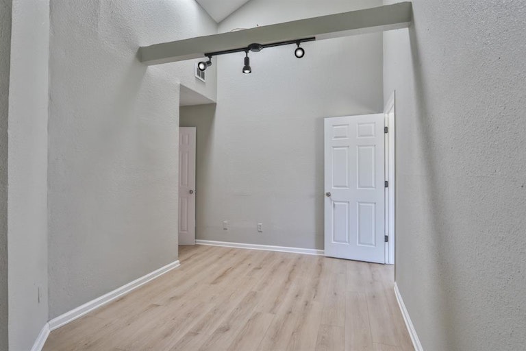 Photo 14 of 30 - 3711 Villa Glen Dr, Houston, TX 77088