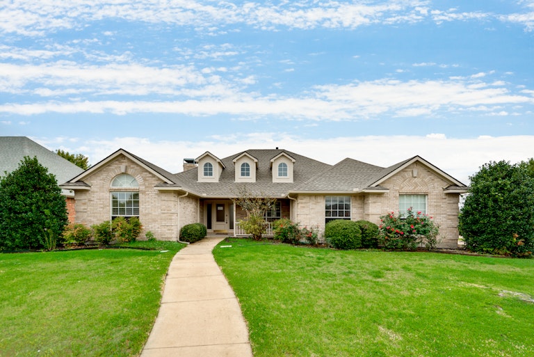 Photo 1 of 28 - 518 Shannon Dr, Rockwall, TX 75087