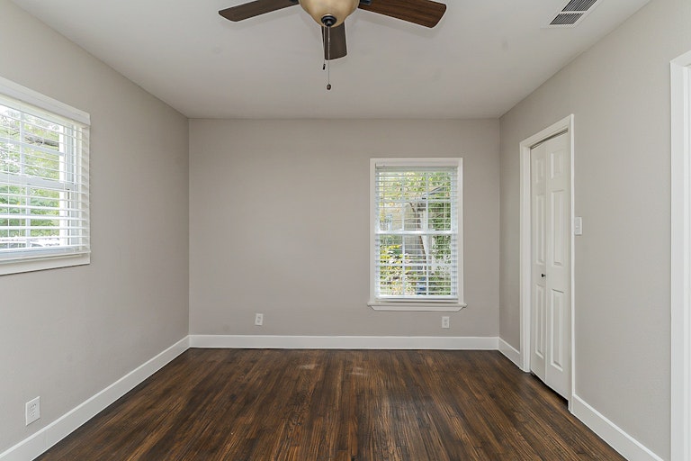 Photo 18 of 21 - 2812 E Ln, Fort Worth, TX 76116