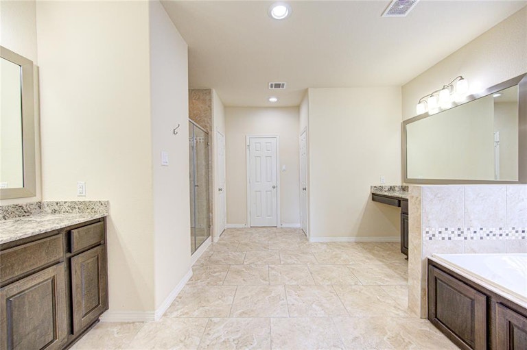 Photo 22 of 34 - 2811 Shadow Woods Ct, Houston, TX 77043