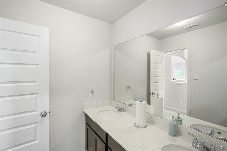 Photo 27 of 31 - 227 Murrieta Ln, Rosharon, TX 77583