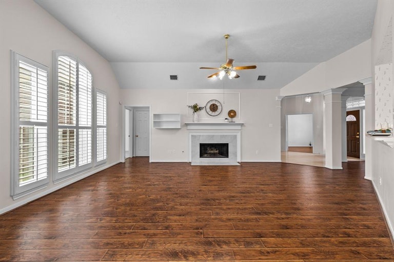 Photo 21 of 40 - 13803 Round Oak Ct, Houston, TX 77059