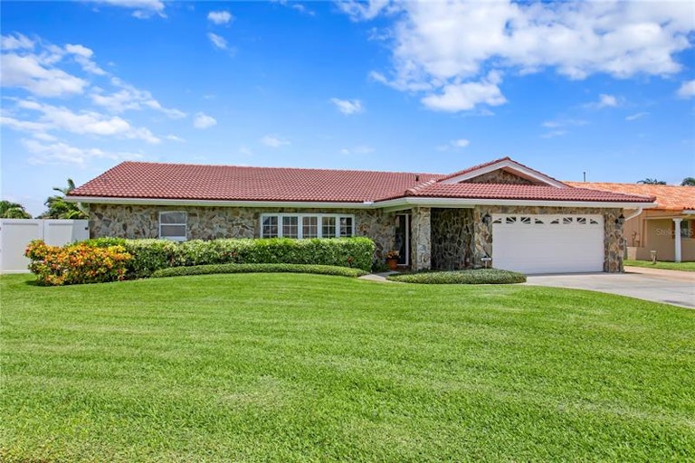Photo 2 of 52 - 4328 40th St S, Saint Petersburg, FL 33711