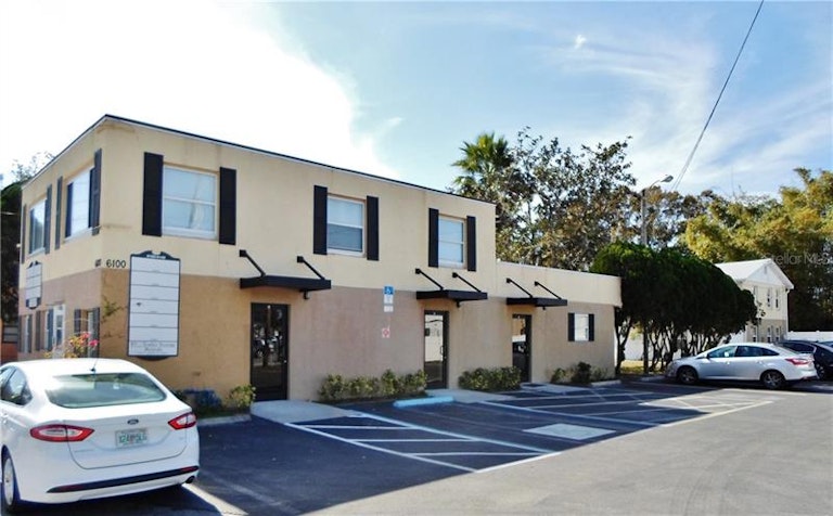 Photo 2 of 14 - 6100 31st Ave N, Saint Petersburg, FL 33710