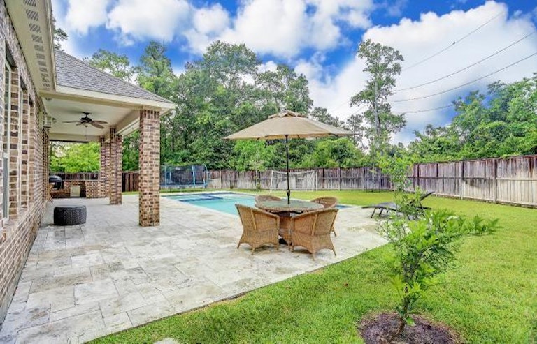 Photo 4 of 22 - 111 Tadpole Ct, Tomball, TX 77375
