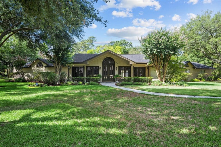 Photo 2 of 50 - 38 Sandalwood Dr, Houston, TX 77024