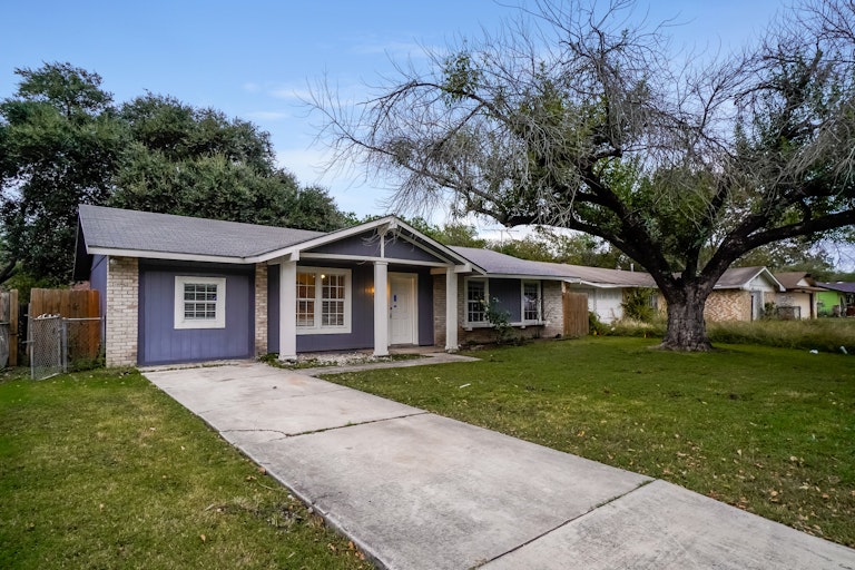 Photo 8 of 25 - 7115 Glen Trl, San Antonio, TX 78239