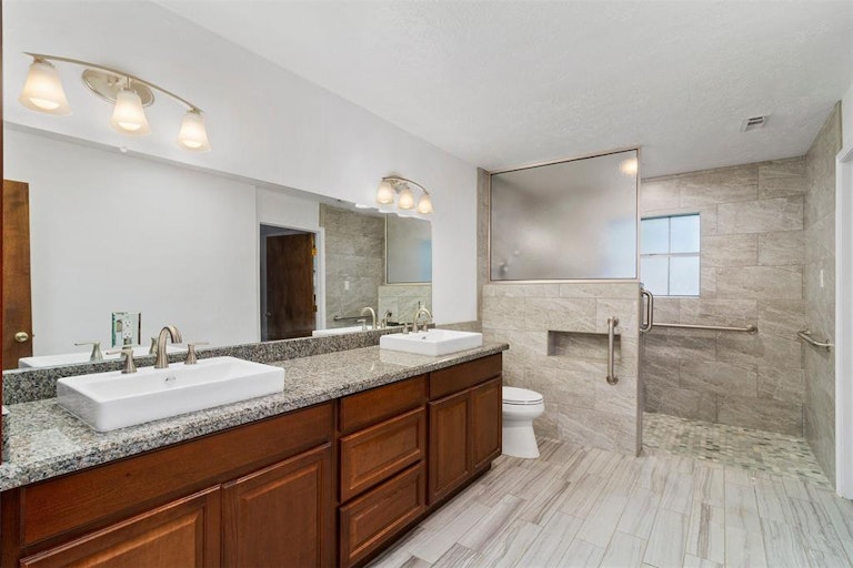 Photo 22 of 37 - 14171 Lakeside Terrace Dr, Houston, TX 77044