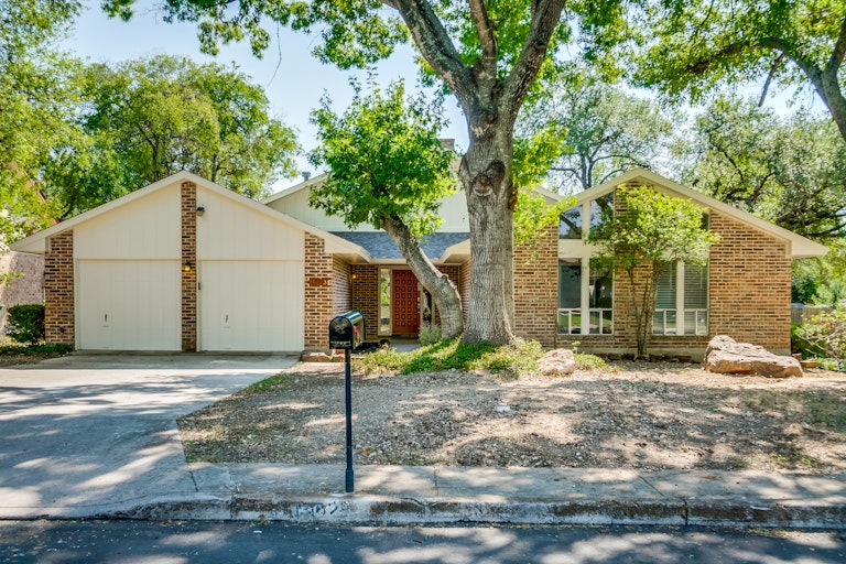 Photo 4 of 28 - 15623 Big Trail Dr, San Antonio, TX 78232