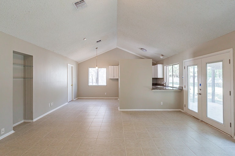 Photo 10 of 18 - 4927 Brandeis St, San Antonio, TX 78249