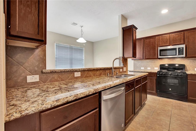 Photo 10 of 28 - 8302 Quest Ct, Rosharon, TX 77583