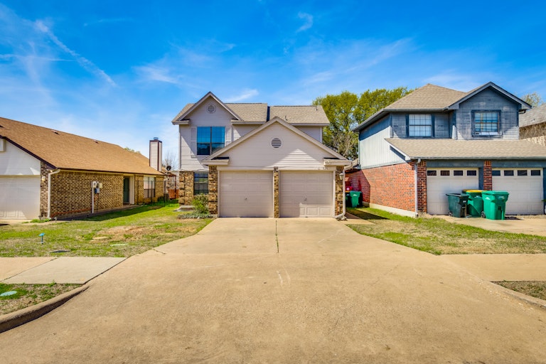 Photo 1 of 24 - 920 S Old Orchard Ln, Lewisville, TX 75067