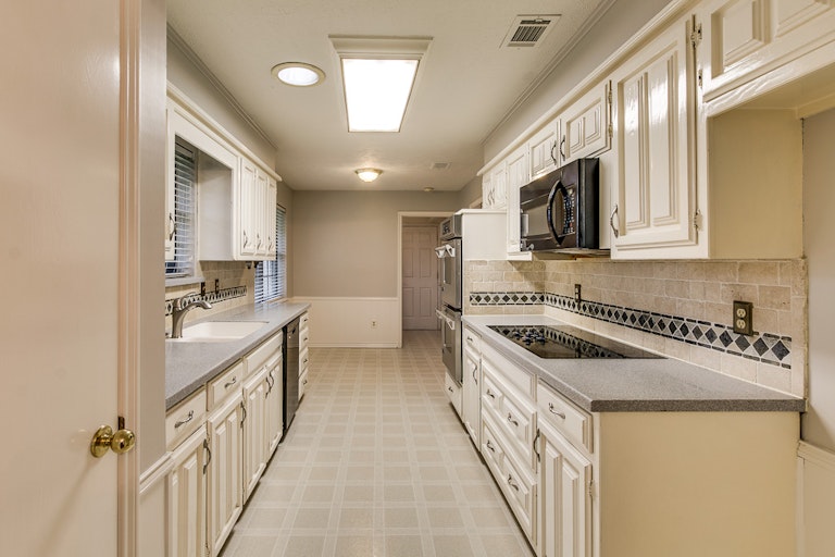 Photo 2 of 28 - 1101 Lopo Rd, Flower Mound, TX 75028
