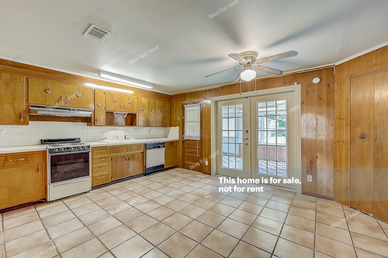 Photo 4 of 32 - 10559 Tulsa Rd, Jacksonville, FL 32218