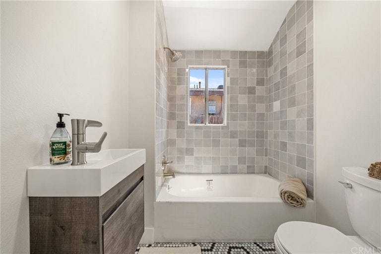 Photo 18 of 25 - 3321 W 27th St, Los Angeles, CA 90018