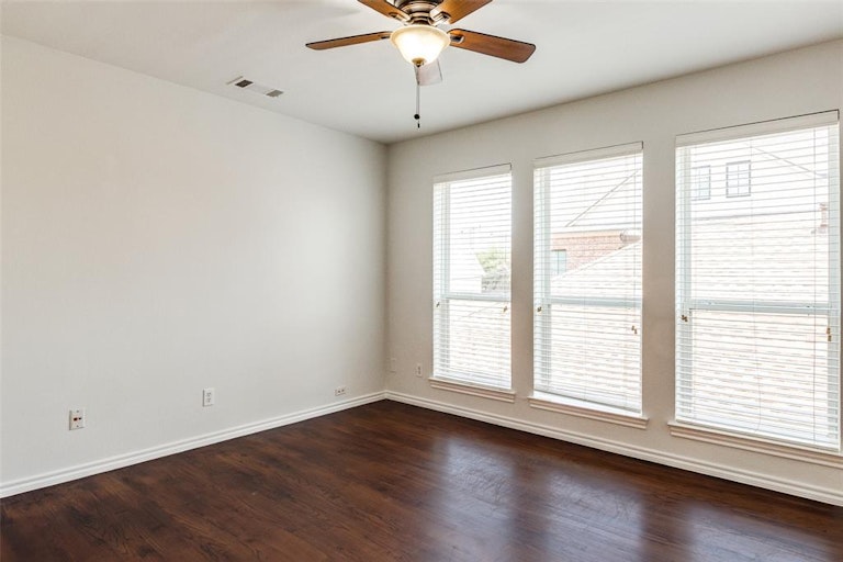 Photo 9 of 11 - 3444 Lovers Ln, Dallas, TX 75225