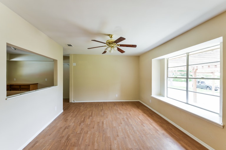 Photo 7 of 25 - 5226 Village Row, San Antonio, TX 78218