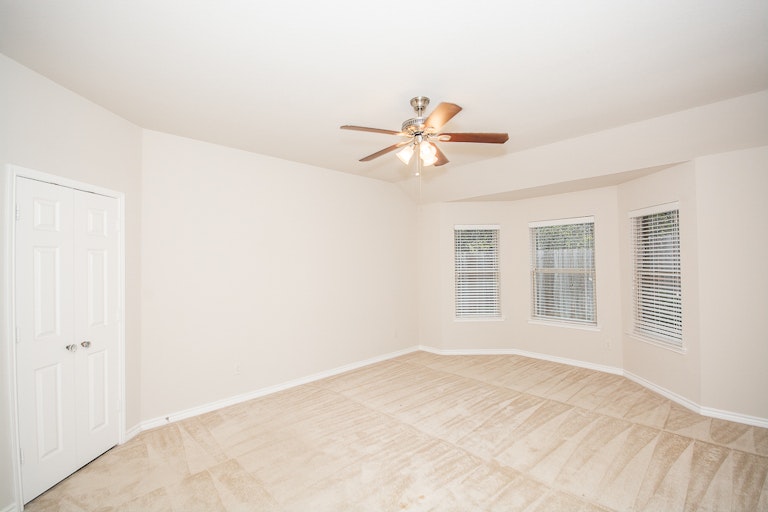 Photo 3 of 27 - 6076 Cedar Glen Dr, Grand Prairie, TX 75052