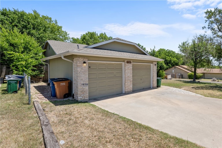 Photo 3 of 39 - 1900 Gracy Farms Ln, Austin, TX 78758