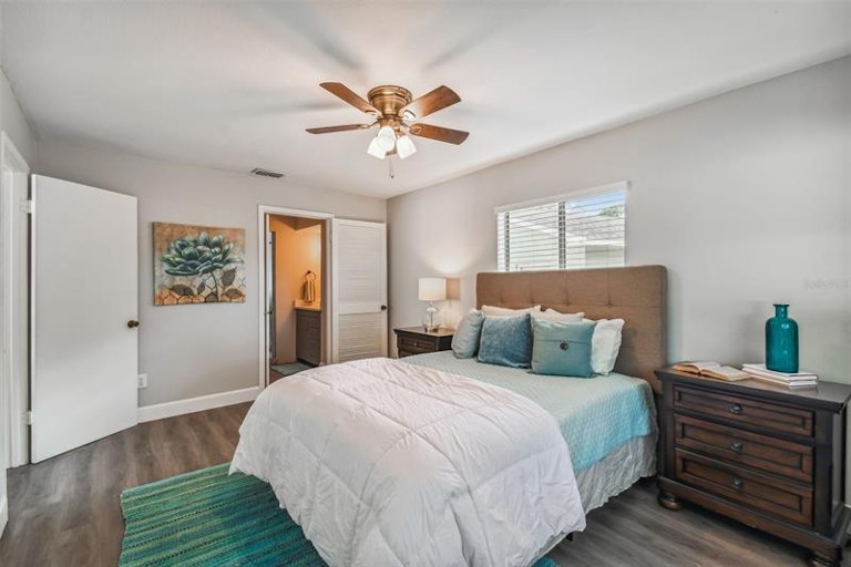 Photo 28 of 42 - 8010 Diagonal Rd N, Saint Petersburg, FL 33702