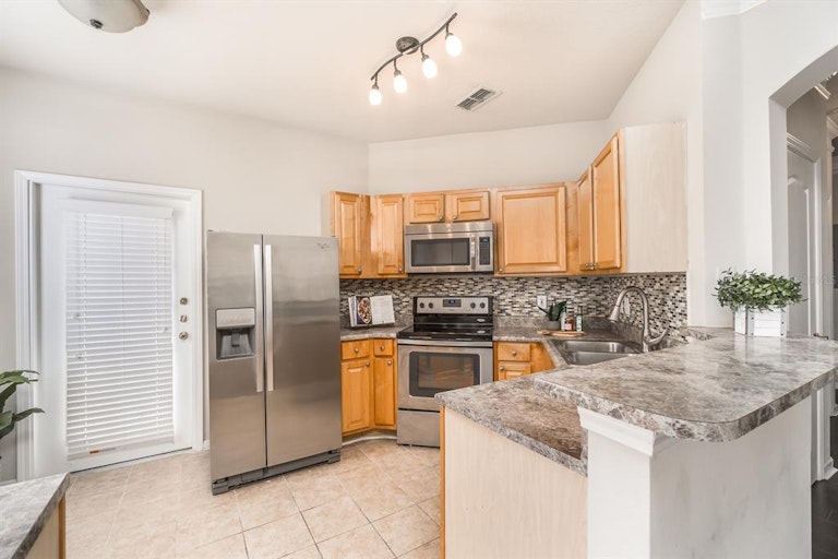 Photo 8 of 24 - 18118 Villa Creek Dr #18118, Tampa, FL 33647