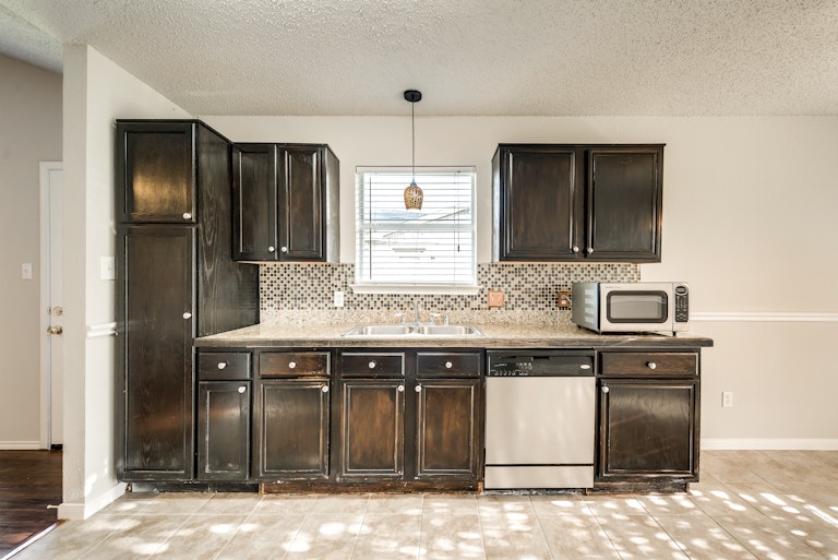 Photo 5 of 28 - 2039 Angelica Way, Dallas, TX 75217