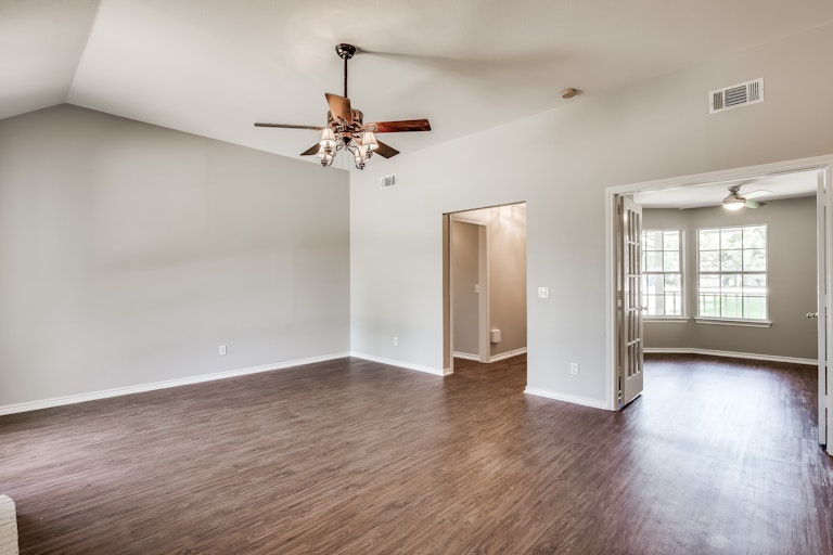 Photo 10 of 30 - 627 Stagecoach Dr, Little Elm, TX 75068